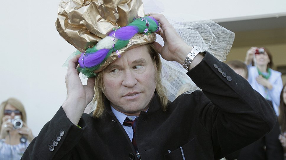 Актер Вэл Килмер, известный ролями в таких картинах, как «Бэтмен навсегда», «Александр» и «Дорз», в 2010 году заявил о своем намерении баллотироваться  в губернаторы штата Нью-Мексика. Но затем актер снял свою кандидатуру и начал работу над фильмом о жизни Мэри Бейкер Эдди, основательницы протестантской секты «Христианская наука», и писателе Марке Твене 