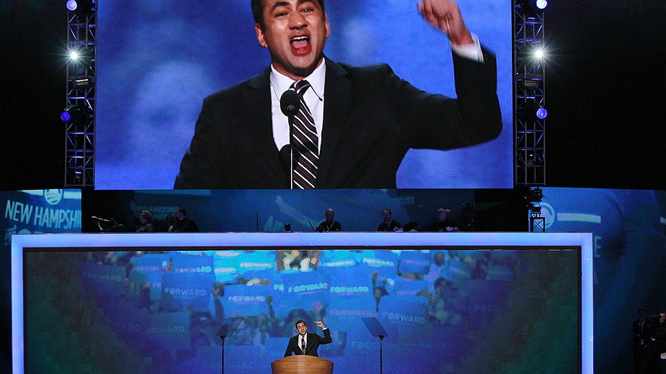 Актер Кэл Пенн, получивший известность после фильма «Король вечеринок» и сериала «Доктор Хаус», ушел со съемочной площадки в Белый дом. Сценаристам популярного сериала пришлось убить героя Пенна из-за стремительно развивающейся политической карьеры актера. На президентских выборах он активно поддерживал Барака Обаму, и тот предложил ему место помощника главы отдела по связям с общественностью в администрации, которое он занимал до июня 2010 года