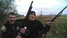 В совершении убийства в доме Аметова непосредственно участвовали главарь ОПГ Сергей Цапок, Владимир Алексеев («Беспредел» - на фото справа), Андрей Быков, Сергей Карпенко («Рис-младший» - на фото), Вячеслав Рябцев («Буба») и Игорь Черных («Амур»). Преступники знали, что у Аметова в гостях будет директор агрофирмы из Ростова Владимир Мироненко. Они ждали, пока гости выпьют, наблюдая за ними из припаркованной на соседнем участке машины. Когда Аметов и Мироненко ушли играть в бильярд, преступники отправились за ними 