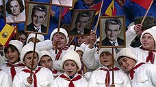Благодаря протекции Георге Георгиу-Дежа, который в 1945 году стал генсеком Румынской рабочей партии, Николае Чаушеску прошел путь от секретаря ЦК КСМ (Коммунистический союз молодежи) до второго человека в партии и в самом государстве