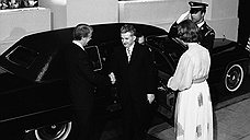 В 1965 году от рака скончался лидер Румынии Георге Георгиу-Деж и место первого секретаря партии занял Николае Чаушеску (в центре), который даже не входил в число основных кандидатов. В этом же году Чаушеску, популярность которого росла как в Румынии, так и на Западе, принял решение переименовать страну с Румынской Народной Республики на Социалистическую Республику Румыния