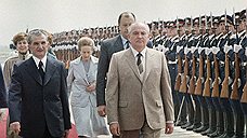 Верной соратницей Николае Чаушеску всегда была его супруга Елена (на заднем плане справа), с которой румынский лидер познакомился еще в 1939 году. И если самого Чаушеску в СМИ характеризовали такими эпитетами, как «архитектор», «небесное тело», «светский бог», «прекрасный принц», «гений Карпат», то Елену называли «факелом партии» и «направляющим духом культуры и науки»