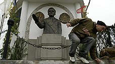 Казнь Николае Чаушески осудили во многих европейских странах, в СССР же ее назвали «жестокой расправой над одним из величайших диктаторов современной Европы». Между тем министр иностранных дел СССР Эдуард Шеварднадзе одним из первых прилетел в Румынию, чтобы поздравить новое руководство страны «с избавлением от тирании Чаушеску»
