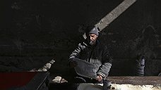 Житель Кабула читает газету в чайной. Фото: Reuters / Omar Sobhani.