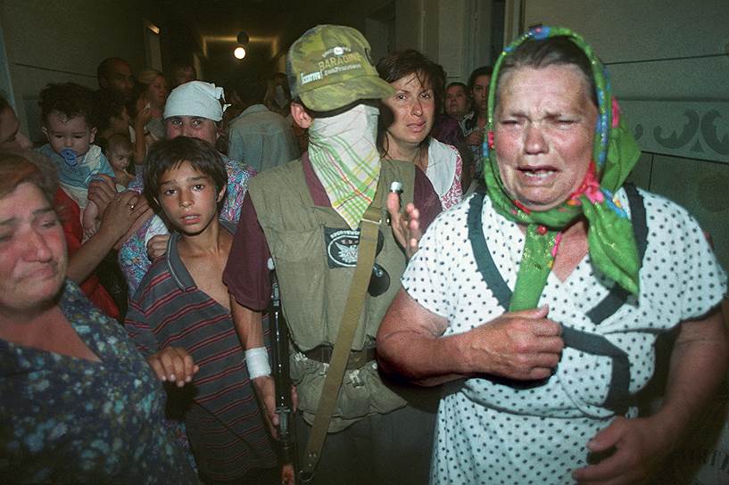 1995 год. Закрывшие свои лица чеченские боевики Шамиля Басаева показывают журналистам женщин и детей, взятых ими в заложники при захвате больницы в Буденновске