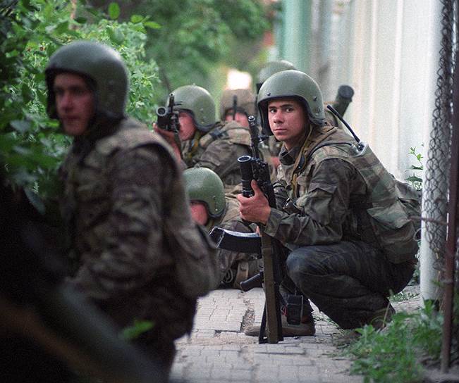 1995 год. Российские военные готовятся к штурму больницы в Буденновске, захваченной чеченскими террористами Шамиля Басаева