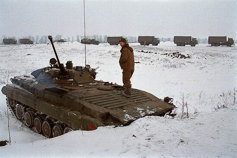1995 год. Российский военнослужащий в пригороде Грозного во время боев в городе