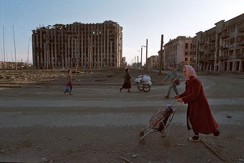 1995 год. Местные жители везут свои вещи на тележках по площади города