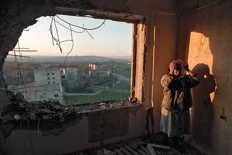 1995 год. Местная жительница в своей полуразрушенной квартире после массированных бомбежек Грозного