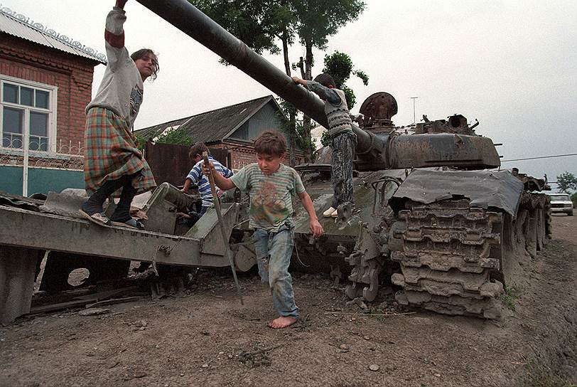 1996 год. Дети играют на сломанной военной технике