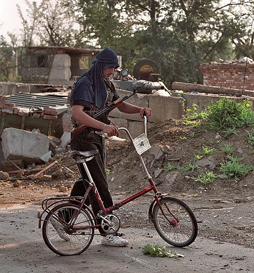 1995 год. Вооруженный автоматом чеченский боевик на велосипеде на улице города