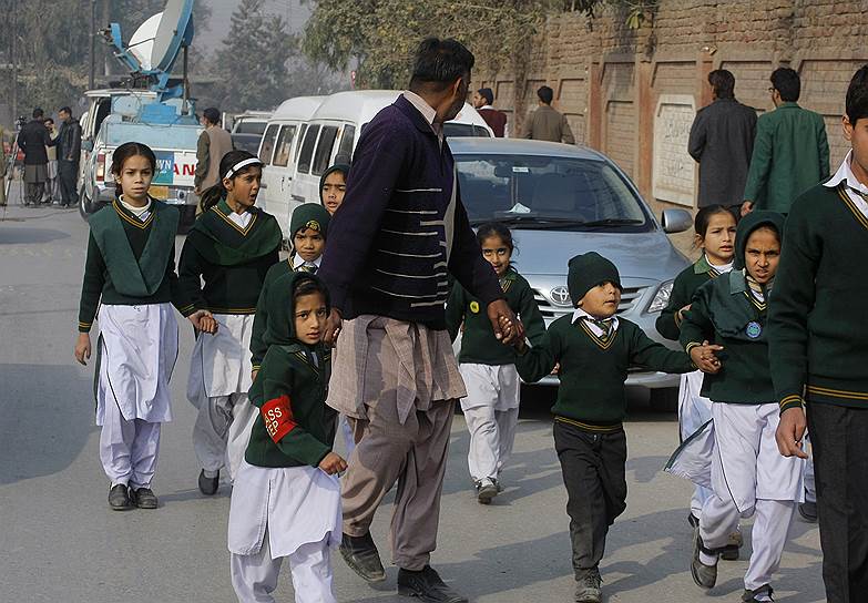 К настоящему моменту большинство учащихся школы эвакуированы, однако перестрелка между талибами и военными продолжается
