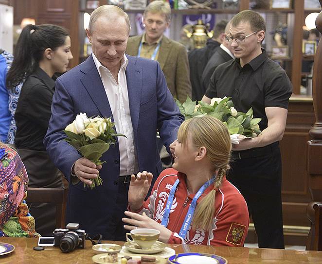 2014 год. Владимир Путин и волонтеры Олимпиады в Сочи