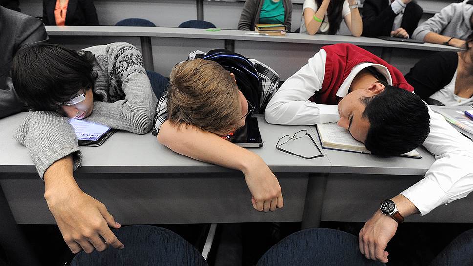 Порно онлайн - молодые студенты так устали что устроили себе приятный перерыв