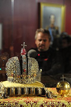 Выставка показывает ритуал коронации во всем его богатстве (на фото — корона Анны Иоанновны и держава Петра II)