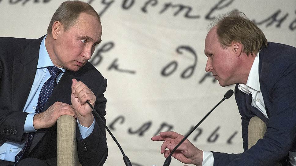 Президент России Владимир Путин и советник президента России по культуре Владимир Толстой 