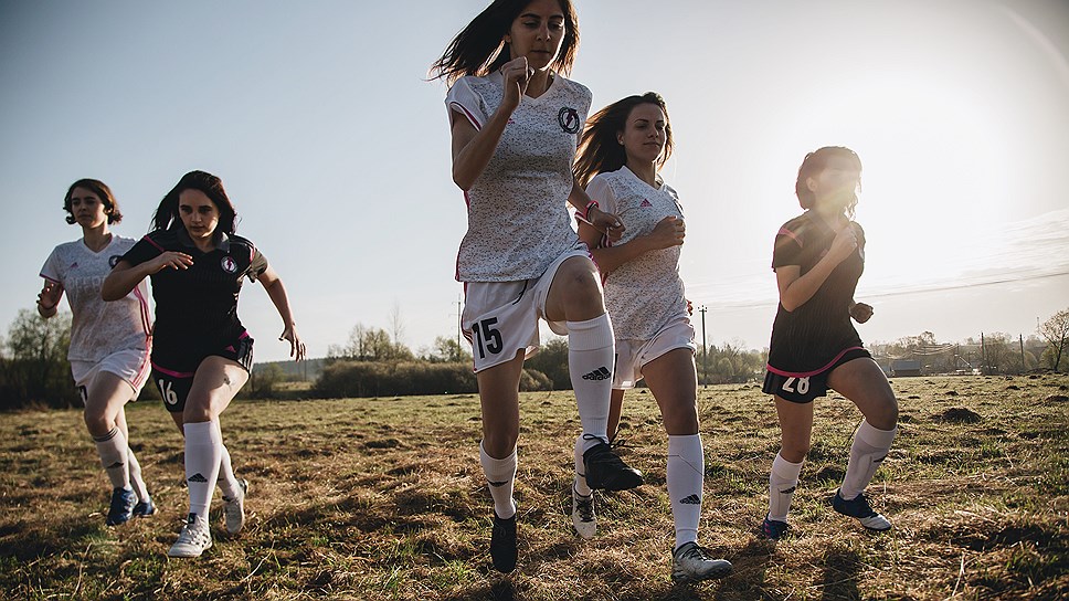 Девушки Играющие В Футбол Фото