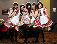 На этом фото все прелестницы -- мужчины. И трудятся в модном баре