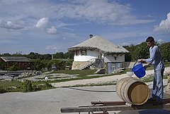Почти в каждом дворе фермеры сейчас моют бочки для нового вина 2013 года