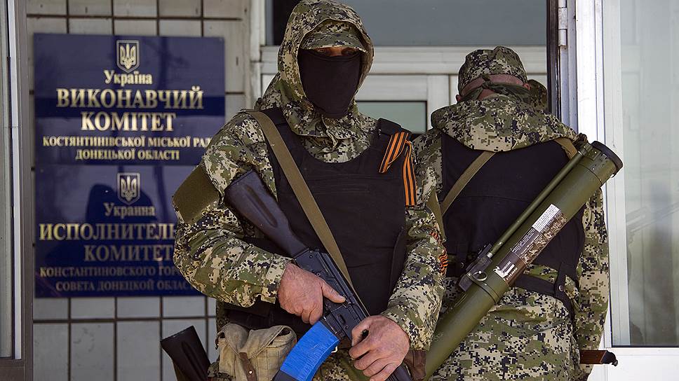 Ополченцы у здания горсовета Константиновки Донецкой области удерживают избирательный фронт