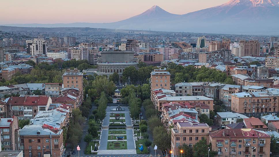 Вид на Ереван с вершины комплекса "Каскад"  