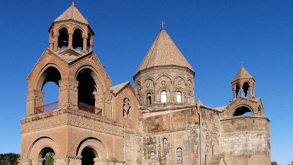 Эчмиадзин — престол Верховного католикоса всех армян. Здесь Копье милосердия хранится сейчас  