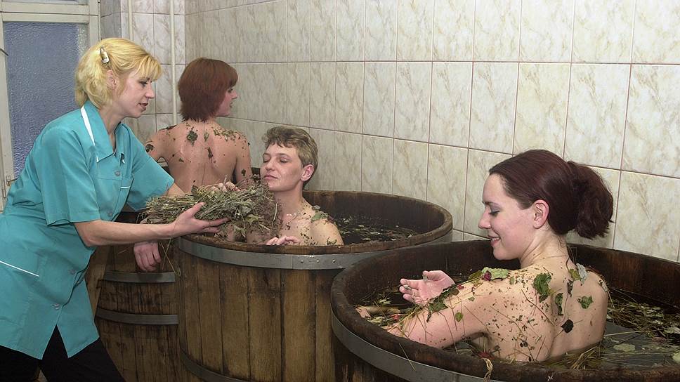 Три деревенские бабы моются в общественной бане