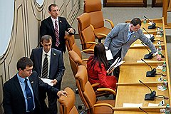 Лидер красноярских «патриотов» Аркадий Волков (справа), уводя с заседания горсовета своих коллег, заблокировал работу городского парламента