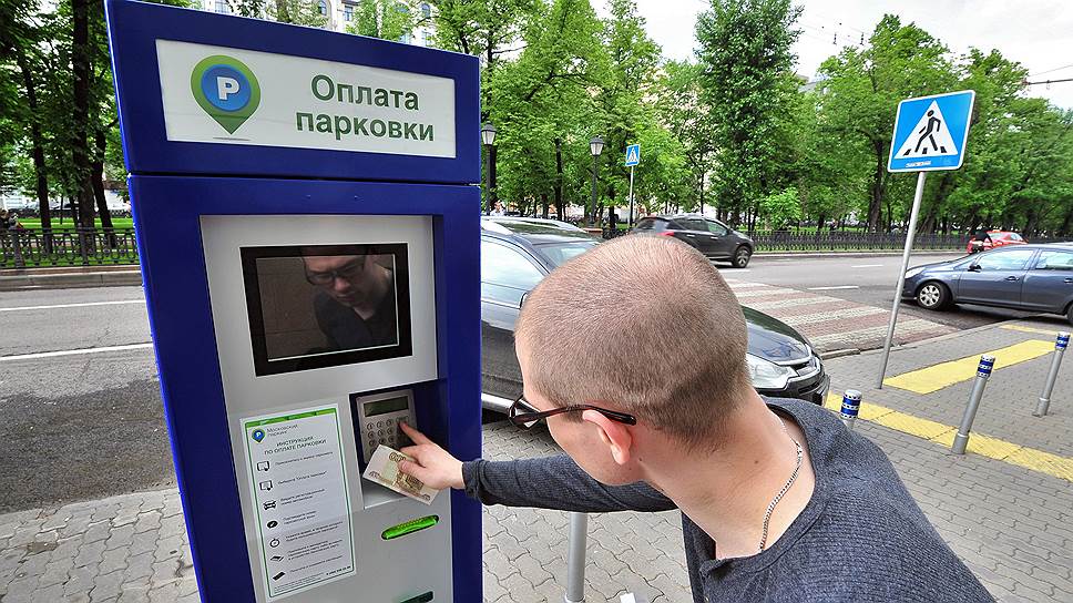В Москве зона платных парковок в качестве меры по ограничению въезда в центр города существует с конца 2012 года. В Смольном рассчитывают, что пилотная зона платной парковки в Петербурге начнет работать уже в 2015 году