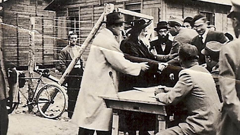 Георг Мандель (первый слева, в белом пальто) уговаривает швейцарских пограничников впустить венгерского раввина, 7 декабря 1944 года
