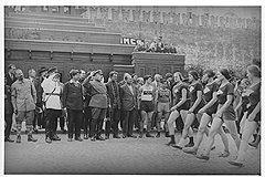 Немногим комсомолкам, спортсменкам и просто красавицам удалось пронести девичью честь мимо Авеля Енукидзе (в центре отдает честь)