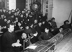 Почин идейных сластолюбцев из общества &laquo;Кабуки&raquo; (на фото) нашел горячий отклик ответственных работников по всей стране