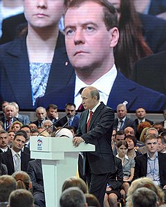 После того как Владимир Путин сосредоточился на ОНФ, Дмитрий Медведев стал лидером "Единой России"