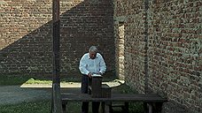 Во дворе старой казармы приводились в исполнение смертные приговоры. Ланцман говорит о "страшной красоте" этих мест 