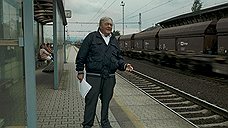 На перроне вокзала в нынешней Терезине режиссер рассказывает о том, как Терезиенштадт принимал обреченных на смерть евреев