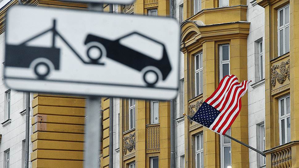 Как США отреагировали на сокращение парковки у посольства