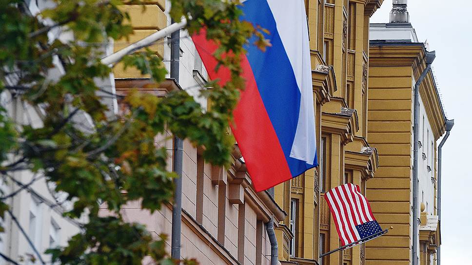Зачем в США спустили российские флаги