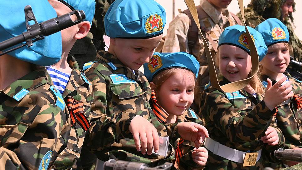 Зачем детям нужна праздничная военная форма
