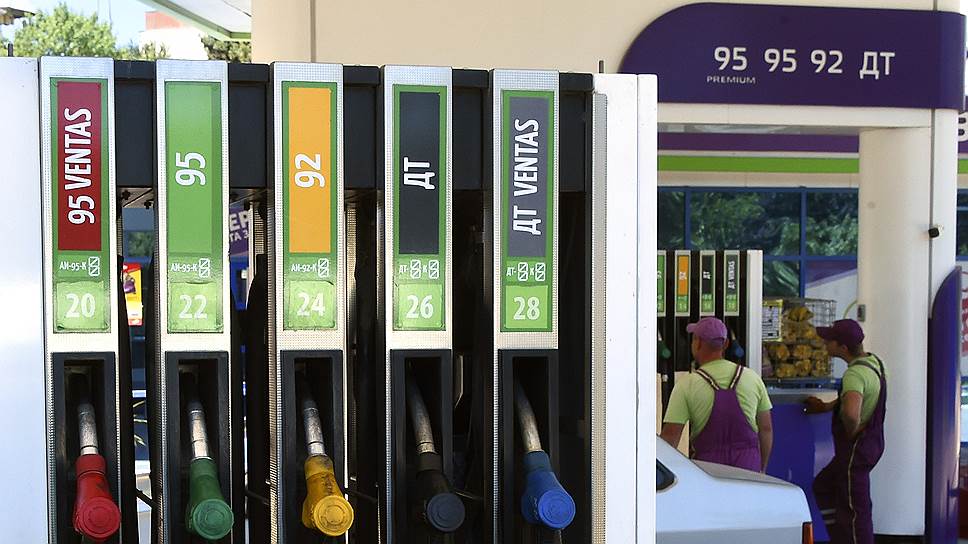 Как цены на бензин приводят водителей на &quot;черный рынок&quot;