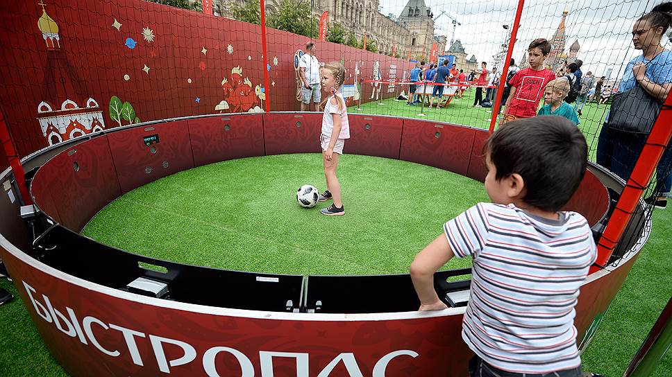 На  Красной площади для болельщиков открылся Парк футбола