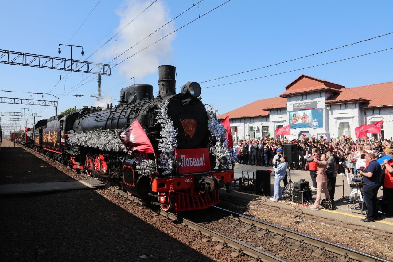 В Славянске-на-Кубани встречать ретропоезд «Победа» пришли почти 7 тысяч человек