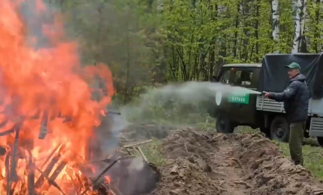 Спасатели тренируются тушить лесные пожары
