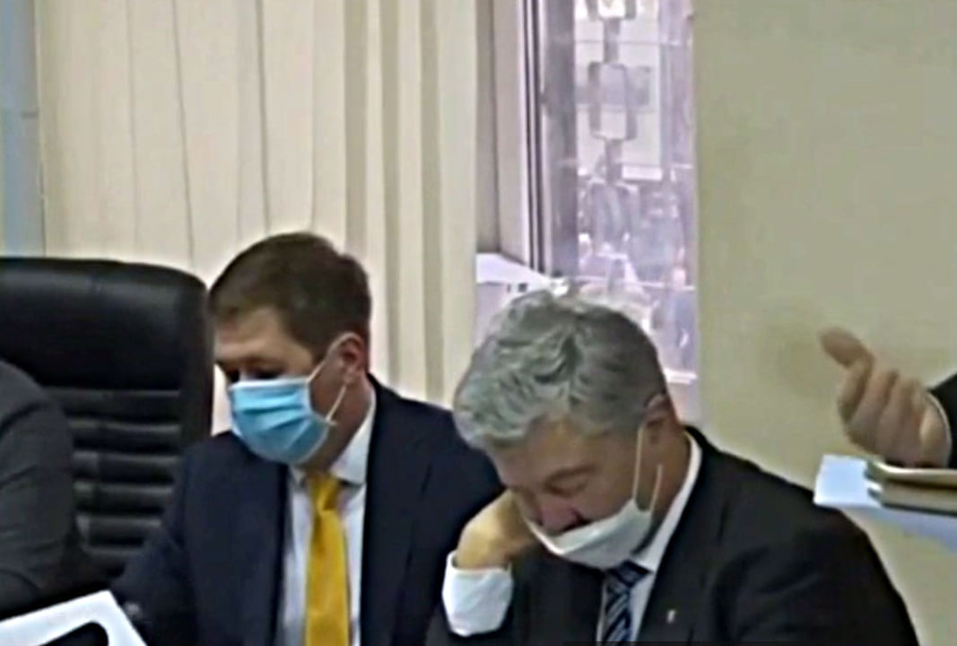 Порошенко уснул в суде на избрании ему меры пресечения по делу о госизмене