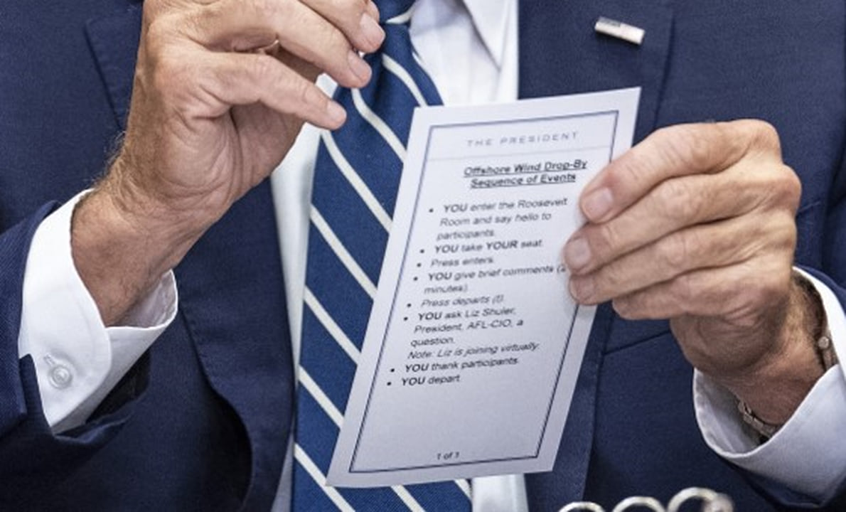Президент США Джо Байден случайно показал шпаргалку с указанием его действий