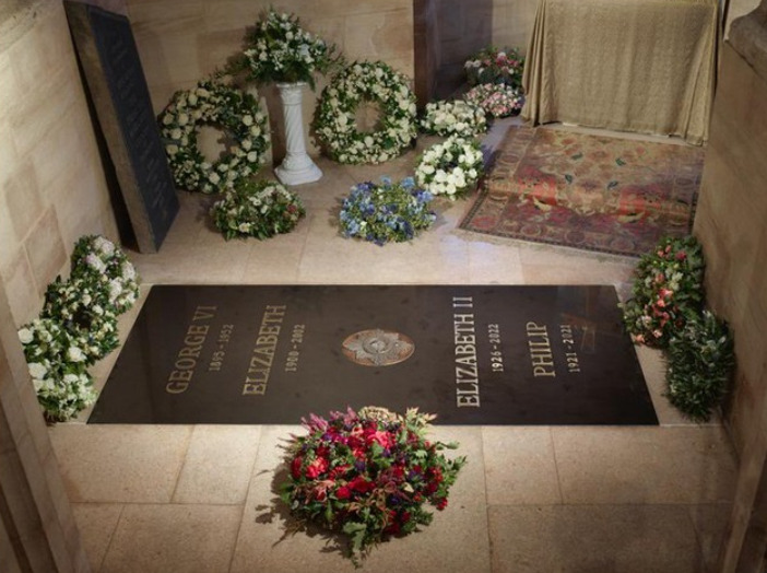 Букингемский дворец опубликовал фотографию надгробной плиты Елизаветы II