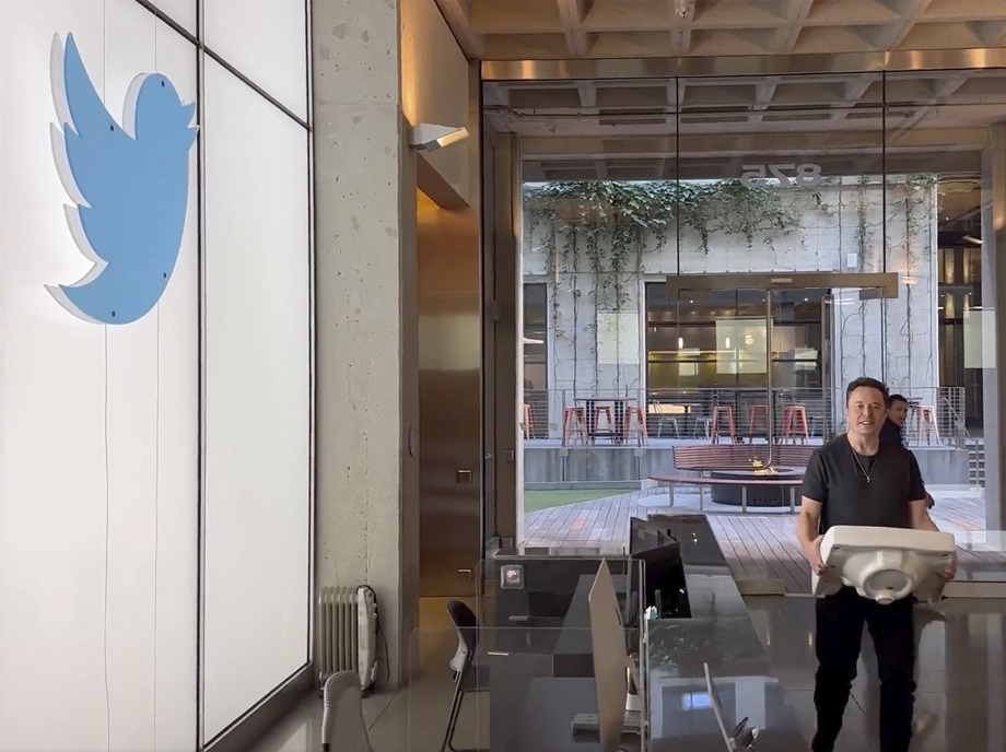 Илон Маск посетил штаб-квартиру Twitter с раковиной в руках