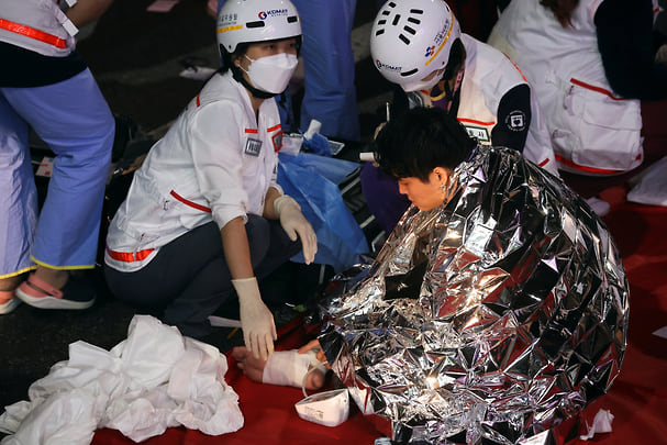 В давке во время празднований Хэллоуина в Сеуле погибли более 150 человек