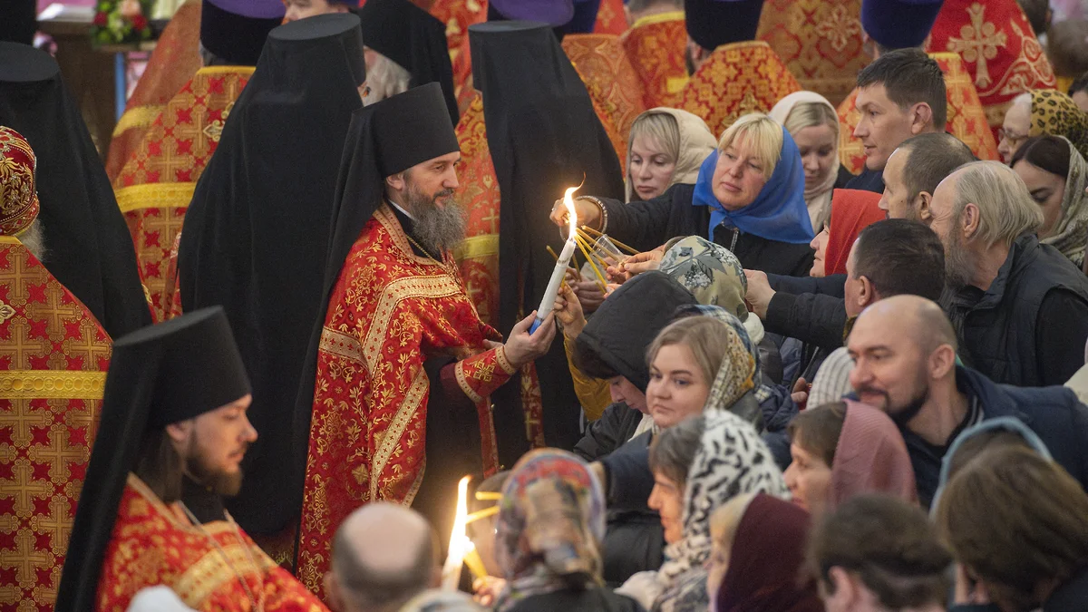 В кафедральном соборе Казанской иконы Божией Матери раздают Благодатный огонь
