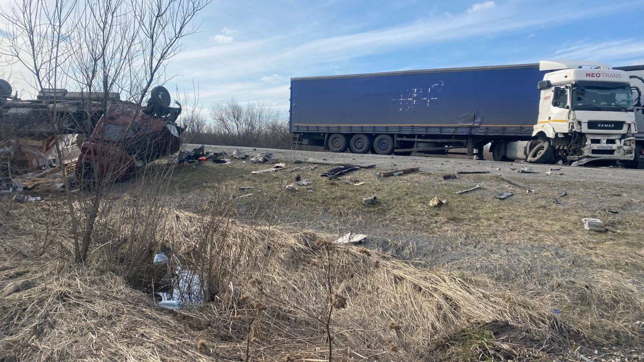 При столкновении шести машин на автотрассе «Сибирь» пострадали пять человек