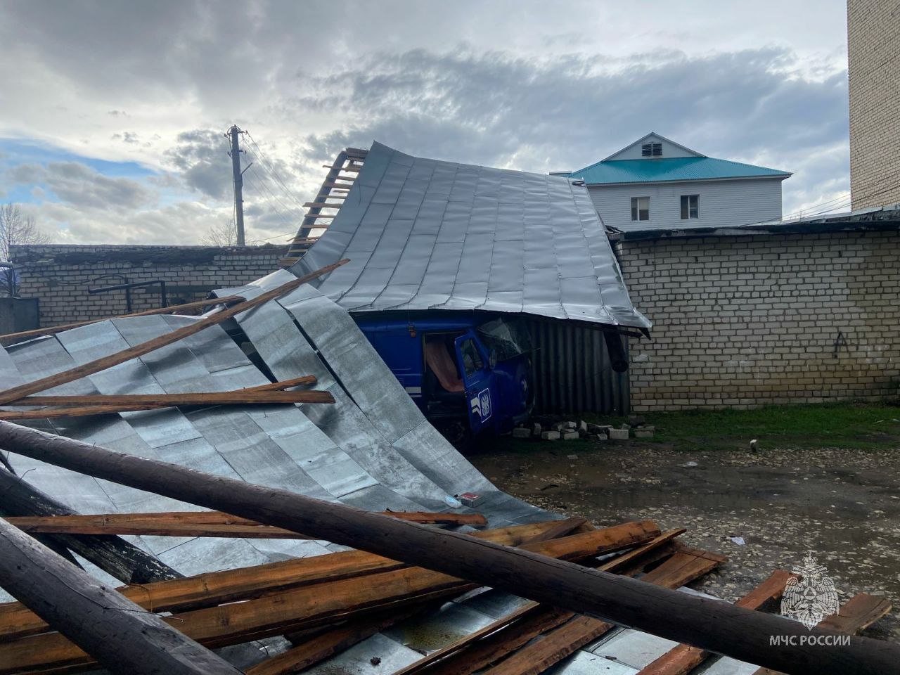 После грозы и града в Татарстане повреждены 4 автомобиля и 9 домов